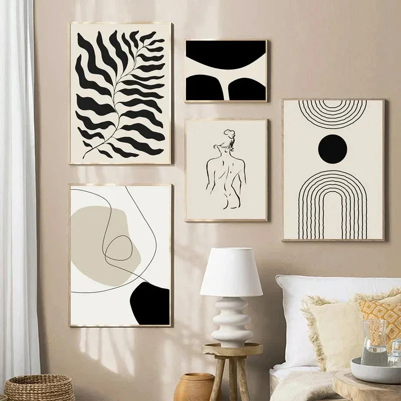 Murale galerie avec œuvres d’art minimalistes abstraites noires et beiges sur toile