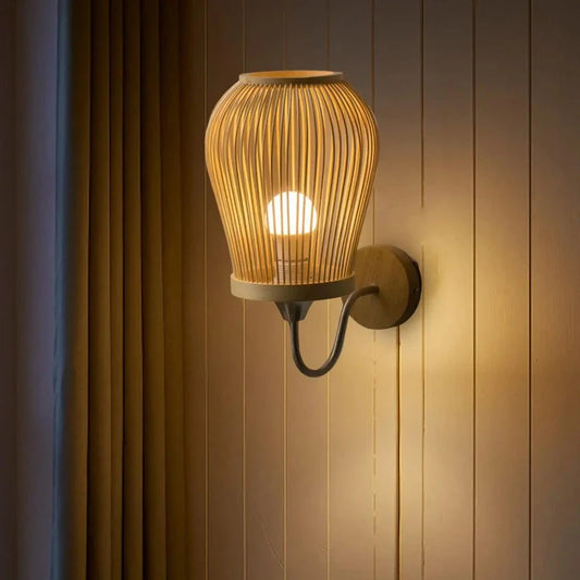 Lampe murale en bambou rustique dans une chambre, parfaite pour une ambiance cosy.