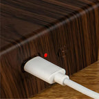 Détail du port de charge USB de l'applique murale en bois.