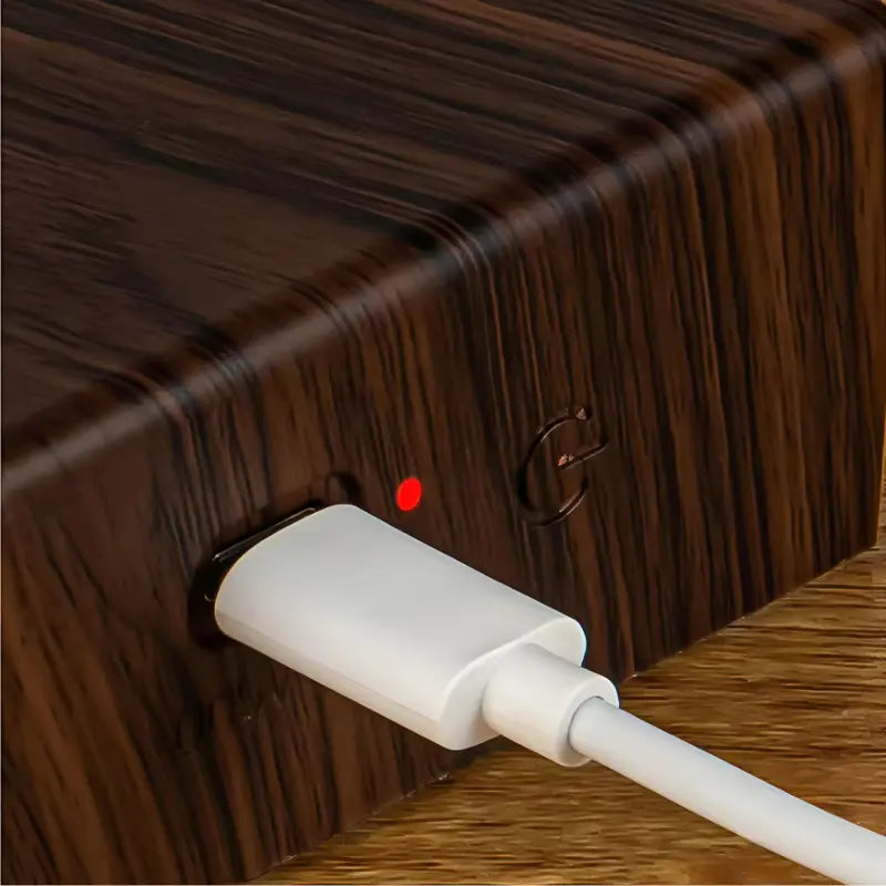 Détail du port de charge USB de l'applique murale en bois.