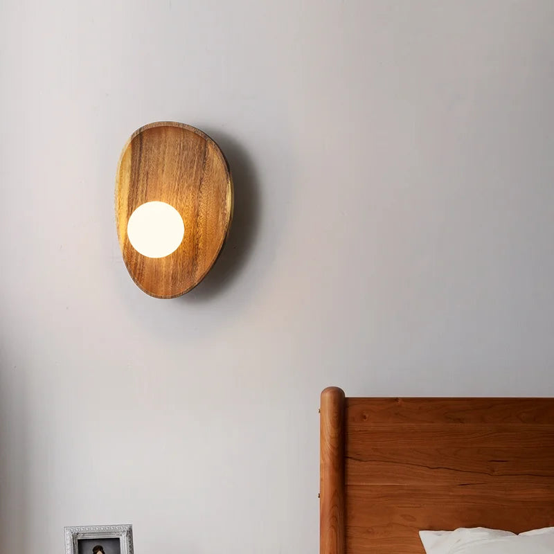 Vue de face de l’applique murale en bois naturel, parfaite pour une ambiance chaleureuse dans un intérieur bohème.