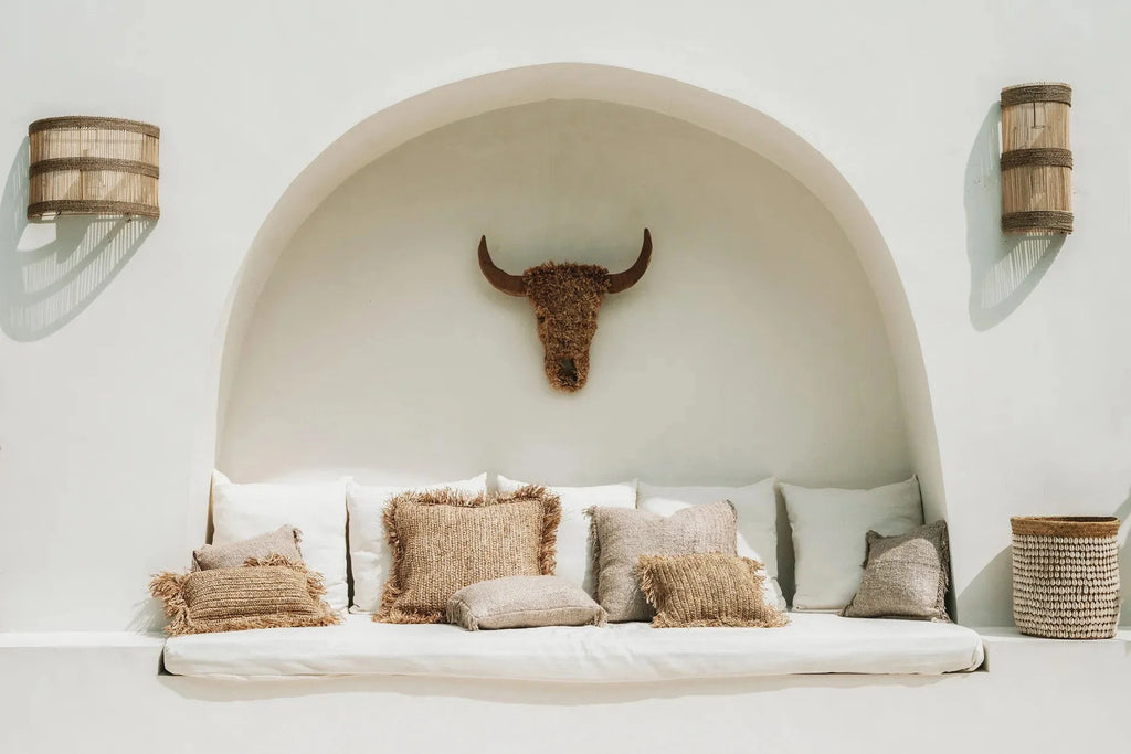 Jour de détente avec un lit de jour blanc encastré et coussins texturés