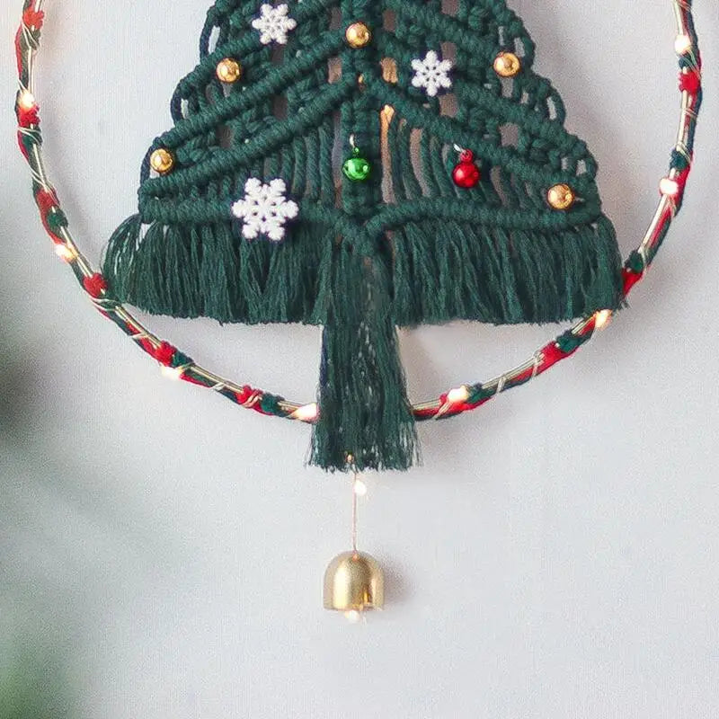 Détail des franges vertes et de la cloche dorée de l'arbre de Noël en macramé