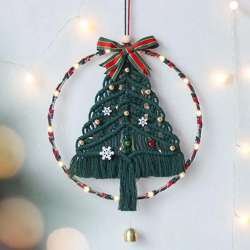 Arbre de Noël en macramé vert avec guirlande lumineuse suspendu au mur, style bohème chic