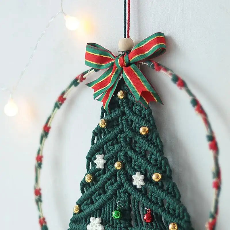 Détail du ruban rouge et vert en haut de l'arbre de Noël en macramé