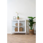 Armoire vitrée en acier blanc avec poignées dorées, 80x35 cm, paniers osier