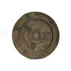 Plateau de service rond en rotin brun tressé avec motif en spirale et segments