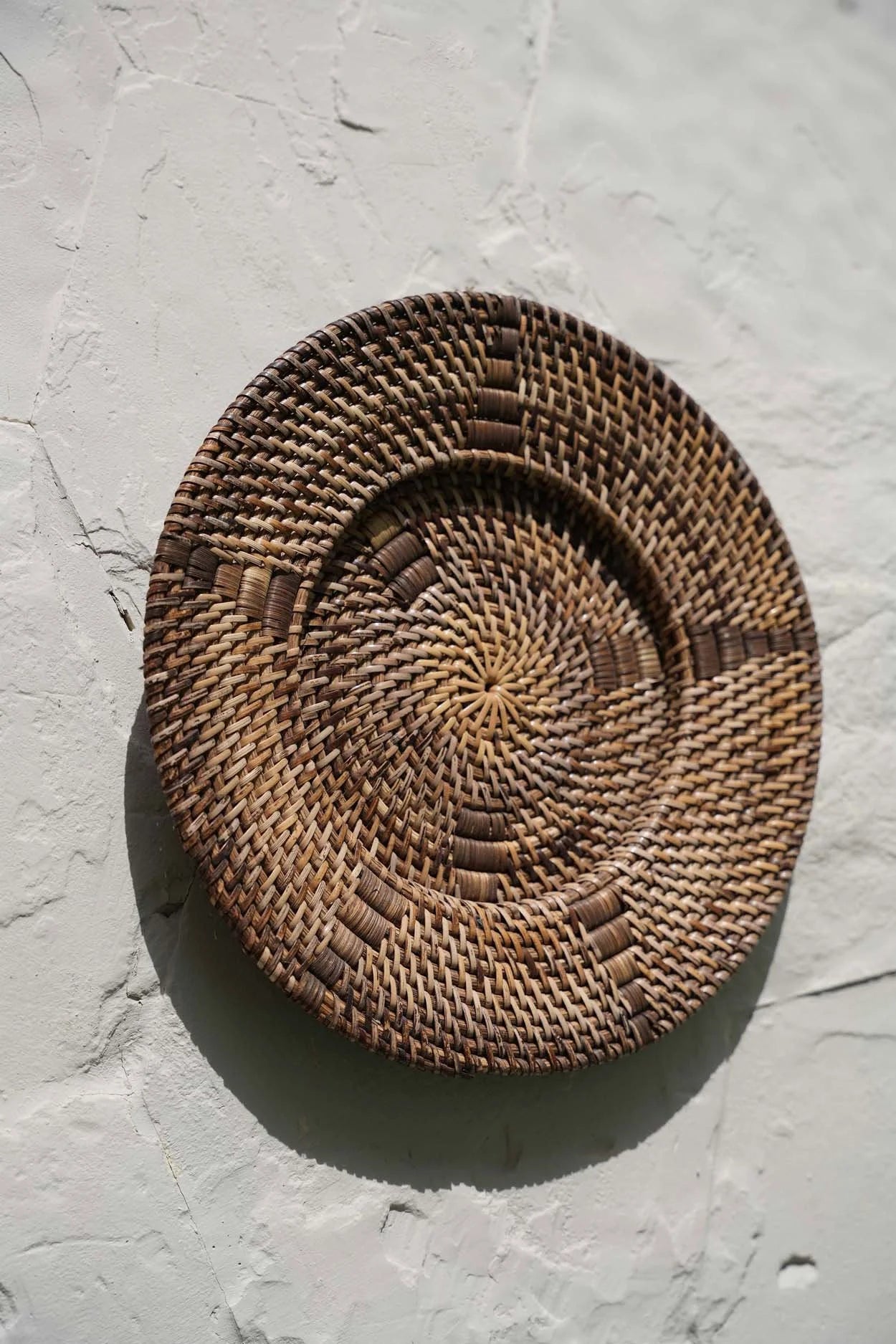Panier mural rond en rotin tressé marron avec motif en spirale pour décoration intérieure