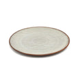Assiette en grès artisanal gris clair à bord brun strié texturé