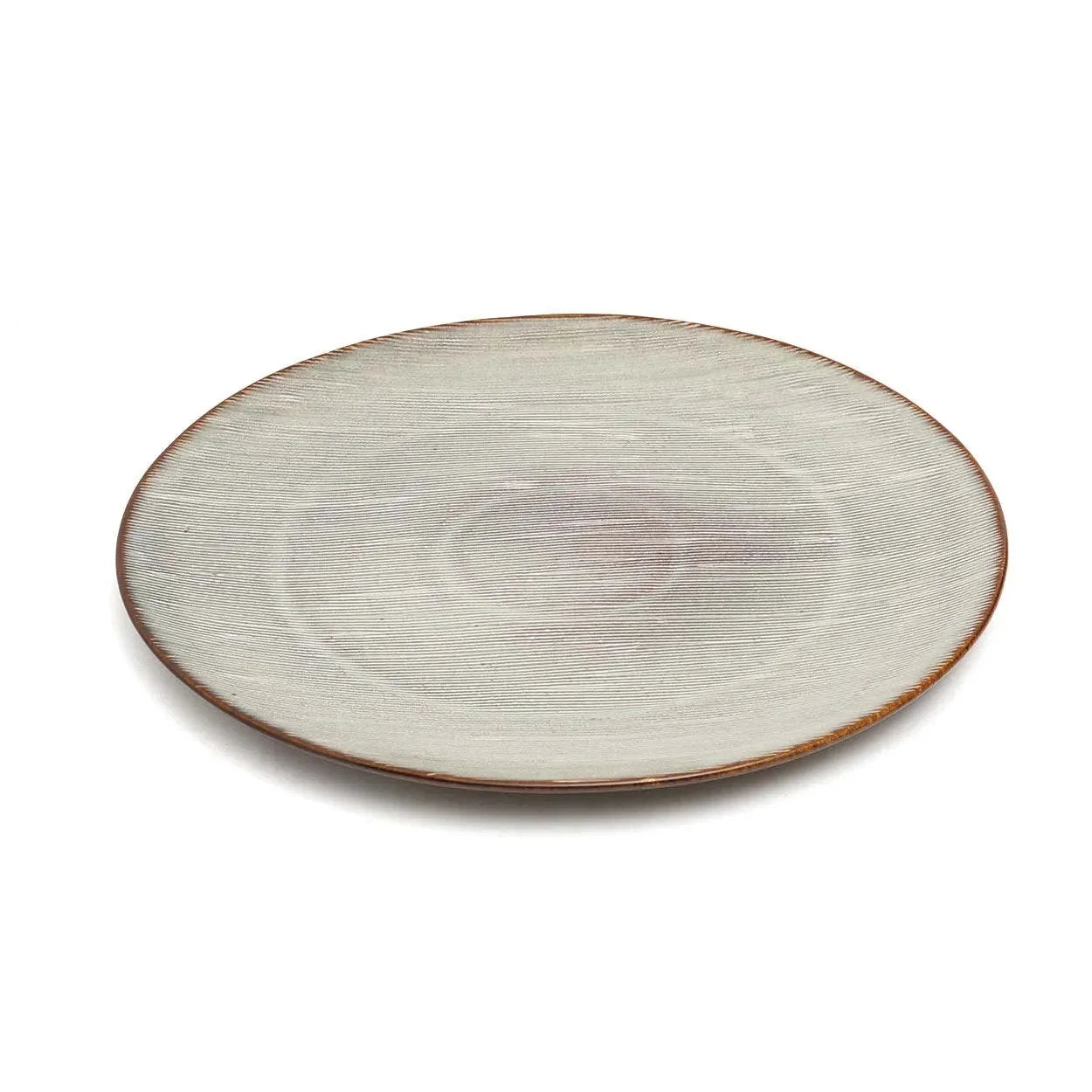 Assiette en grès gris clair, bord brun texturé strié, glaçure subtile