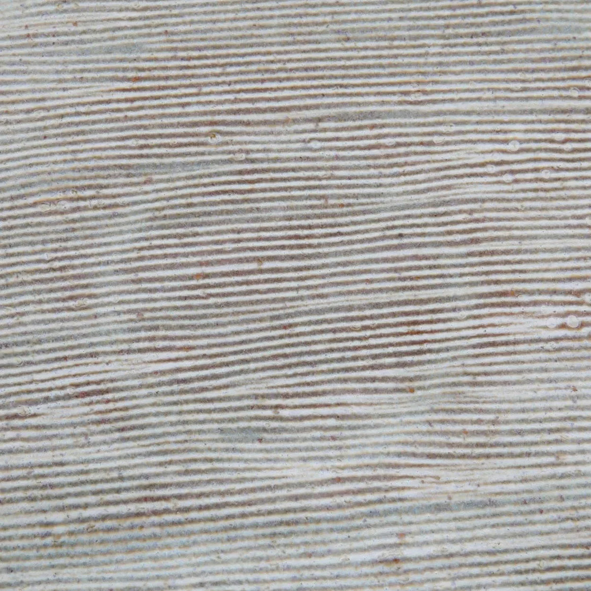 Assiette en grès gris clair à bord brun texturé strié beige-gris