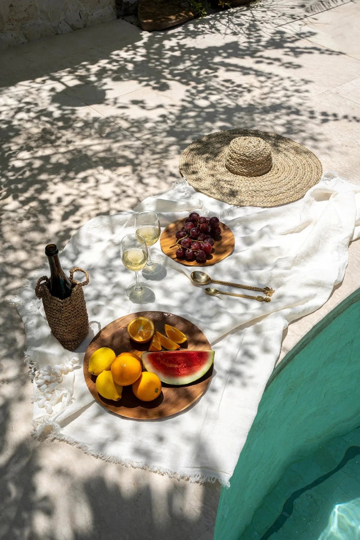 Assiette ronde en bois de teck naturel avec veinures apparentes pour pique-nique élégante