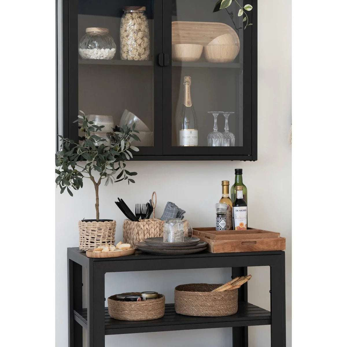 Vitrine porte verre noire avec bols et pots en bois à l’intérieur