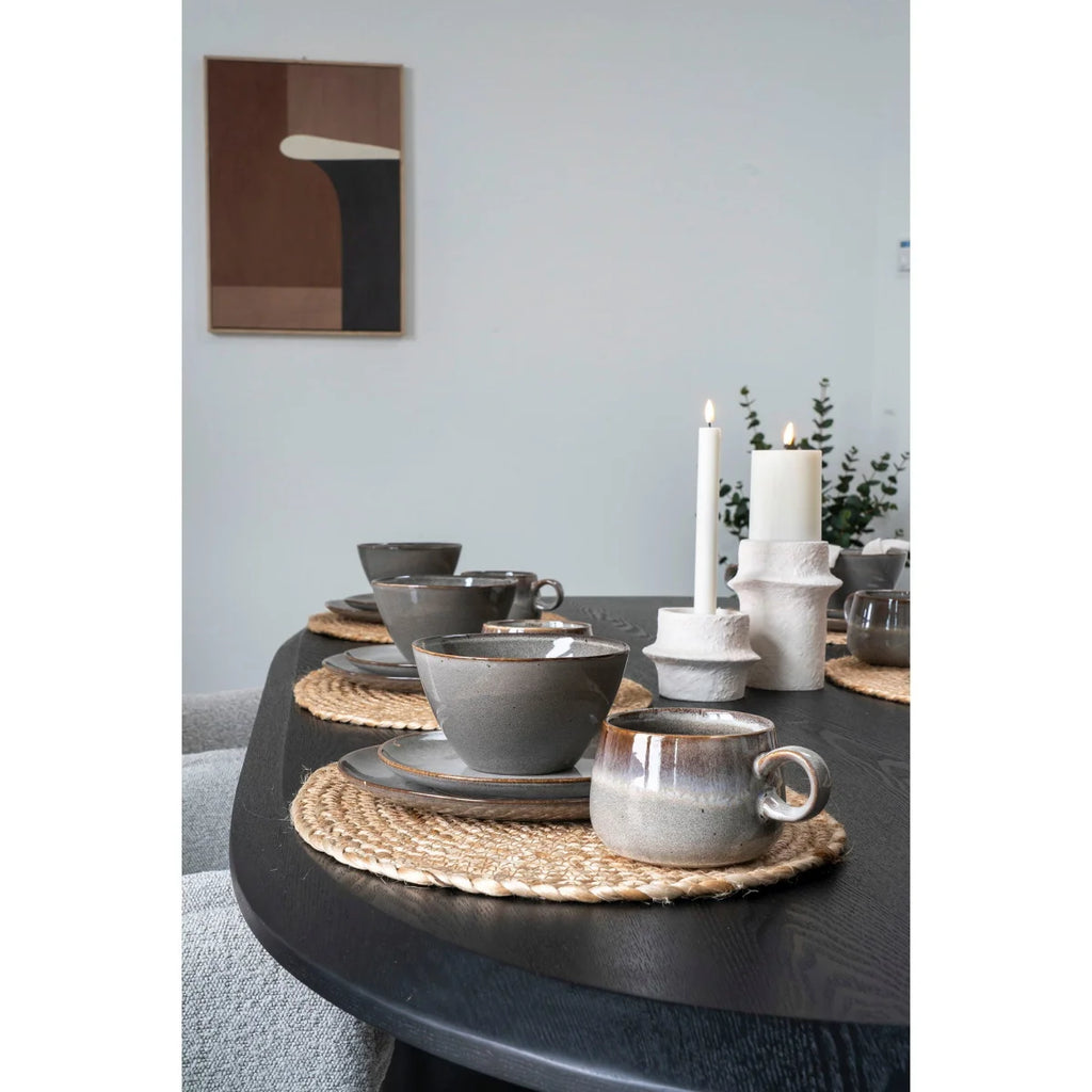 Lot de 4 assiettes en grès gris marron ø21 cm sur nappes tissées