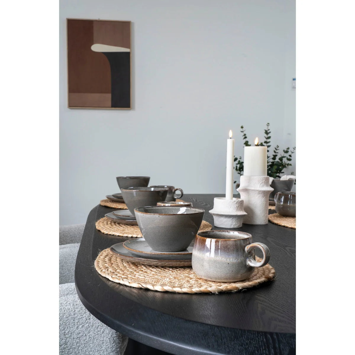 Lot de 4 assiettes en grès gris marron ø21 cm sur nappes tissées