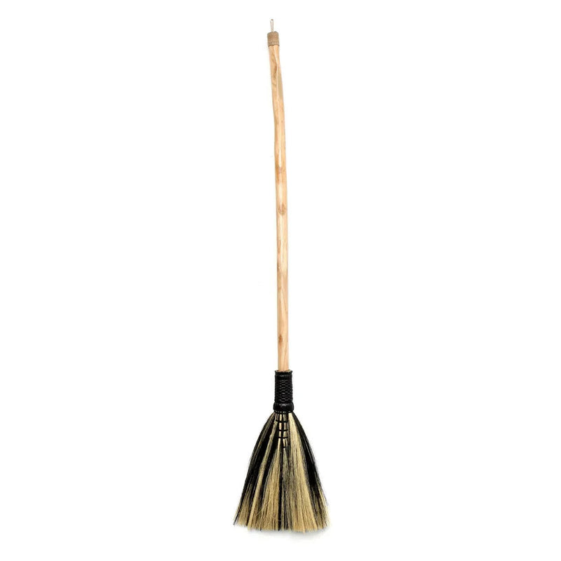 Balai décoratif en fibres naturelles beige et noir manche bois courbé – H130 cm