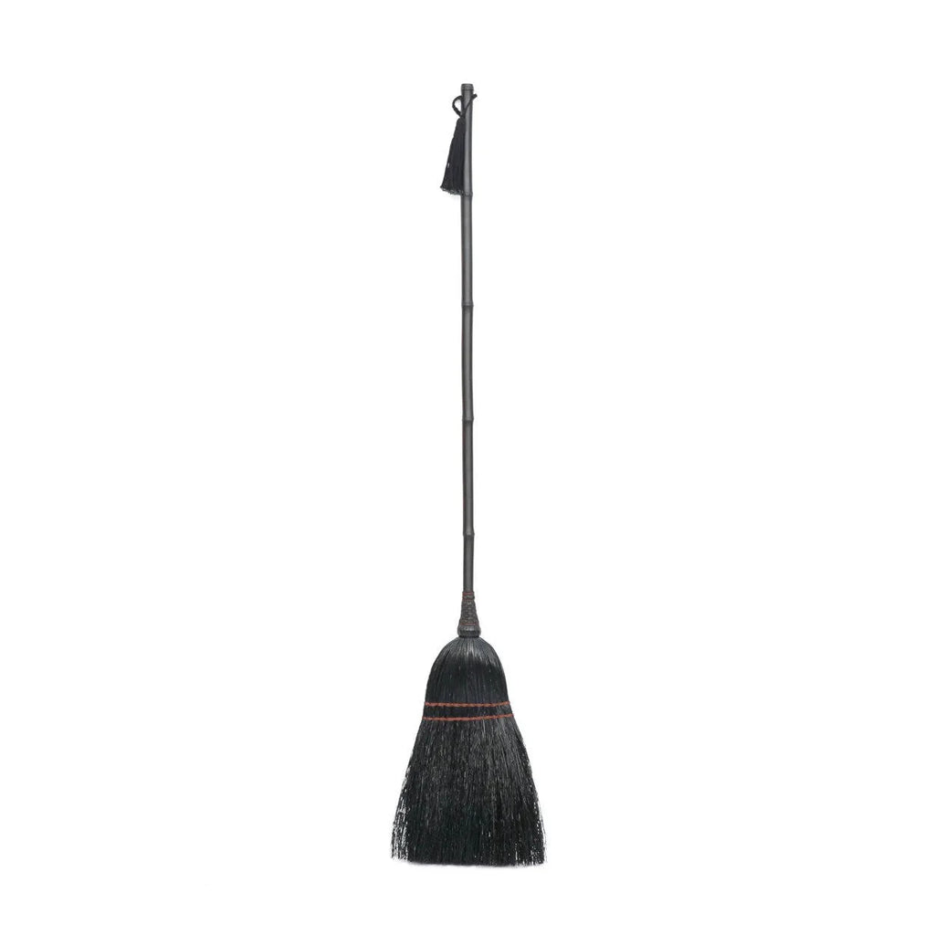 Balai décoratif en fibres noires avec poignée en bambou et détails tressés, H130 cm