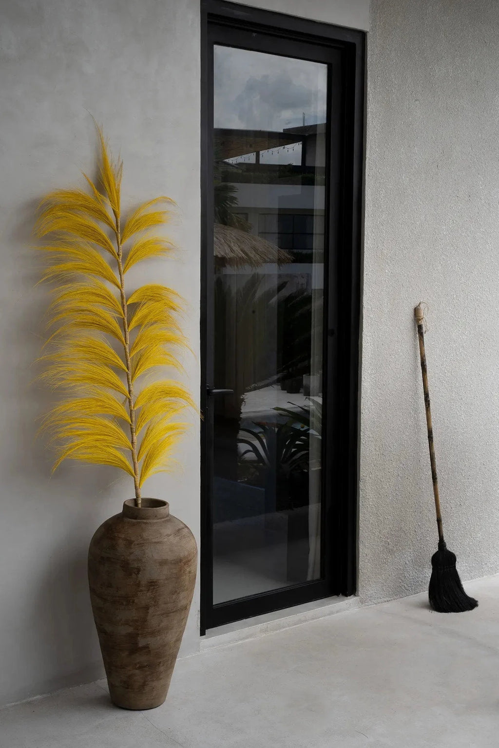 Vase rustique en fibres noires avec plumes jaunes et poignée en bambou H130 cm