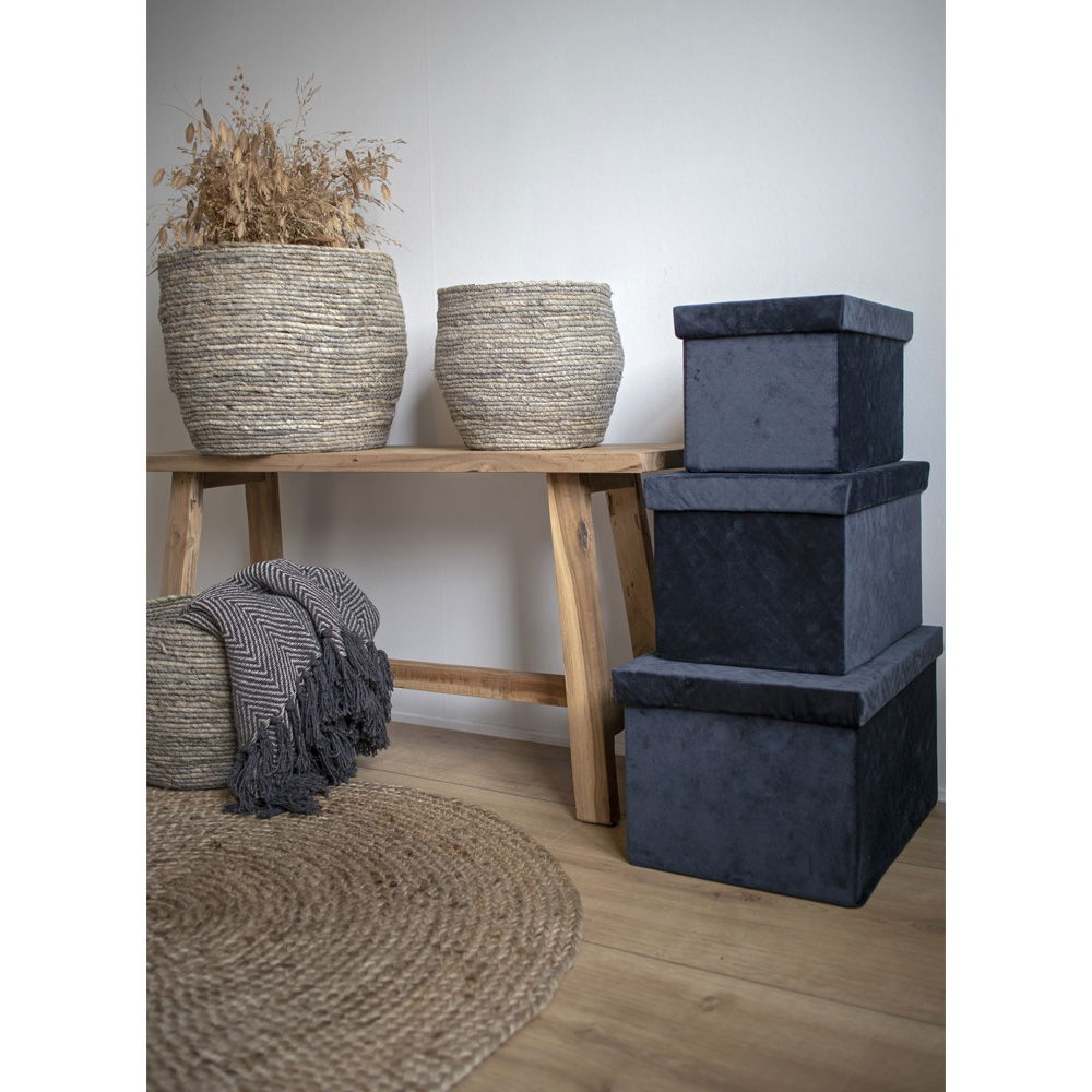 Pile de boîtes de rangement en velours gris foncé