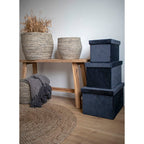 Pile de boîtes de rangement en velours gris foncé