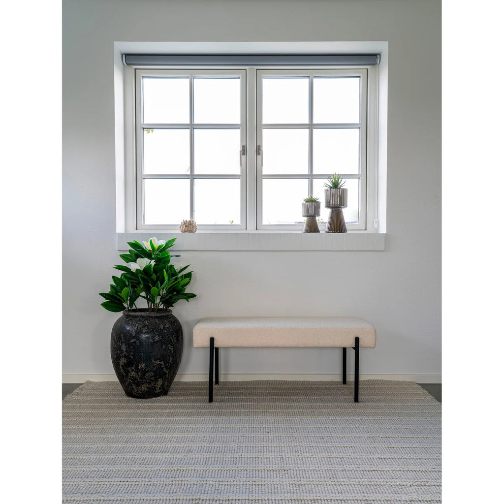 Banc rectangulaire beige en tissu bouclé, pieds métal noir, 100x36 cm