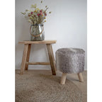Banc en teck massif 50x25 cm avec assise en fourrure grise et pieds en bois clair