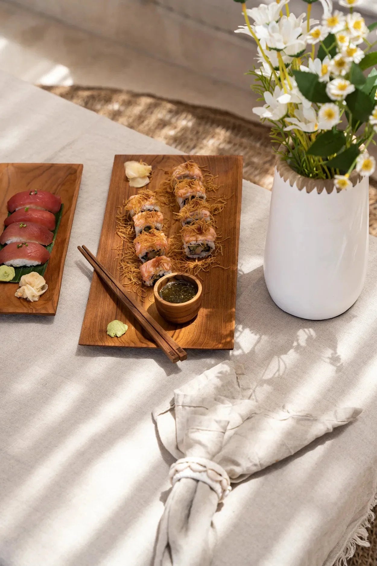 Plateau en bois de teck naturel rond avec assortiment de sushi rolls et nigiri