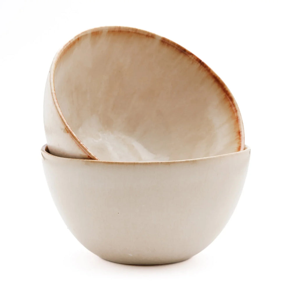 Bol en céramique artisanale beige à bord brun évasé, empilés