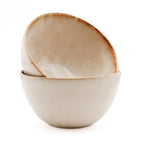 Bol en céramique artisanale beige à bord brun évasé, empilés