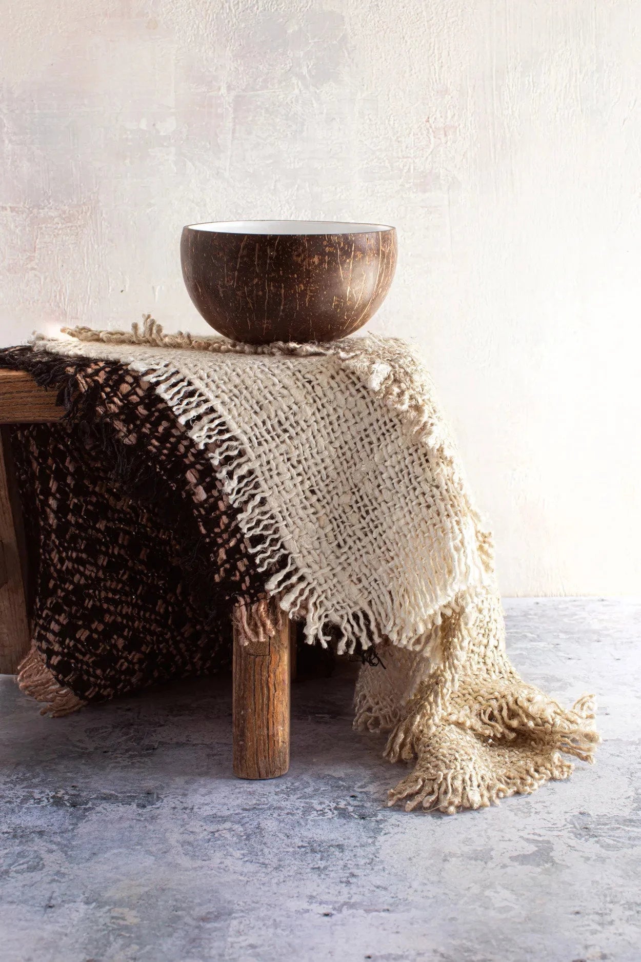 Bol coco naturel blanc artisanale, bol en noix de coco fait main avec intérieur blanc lisse