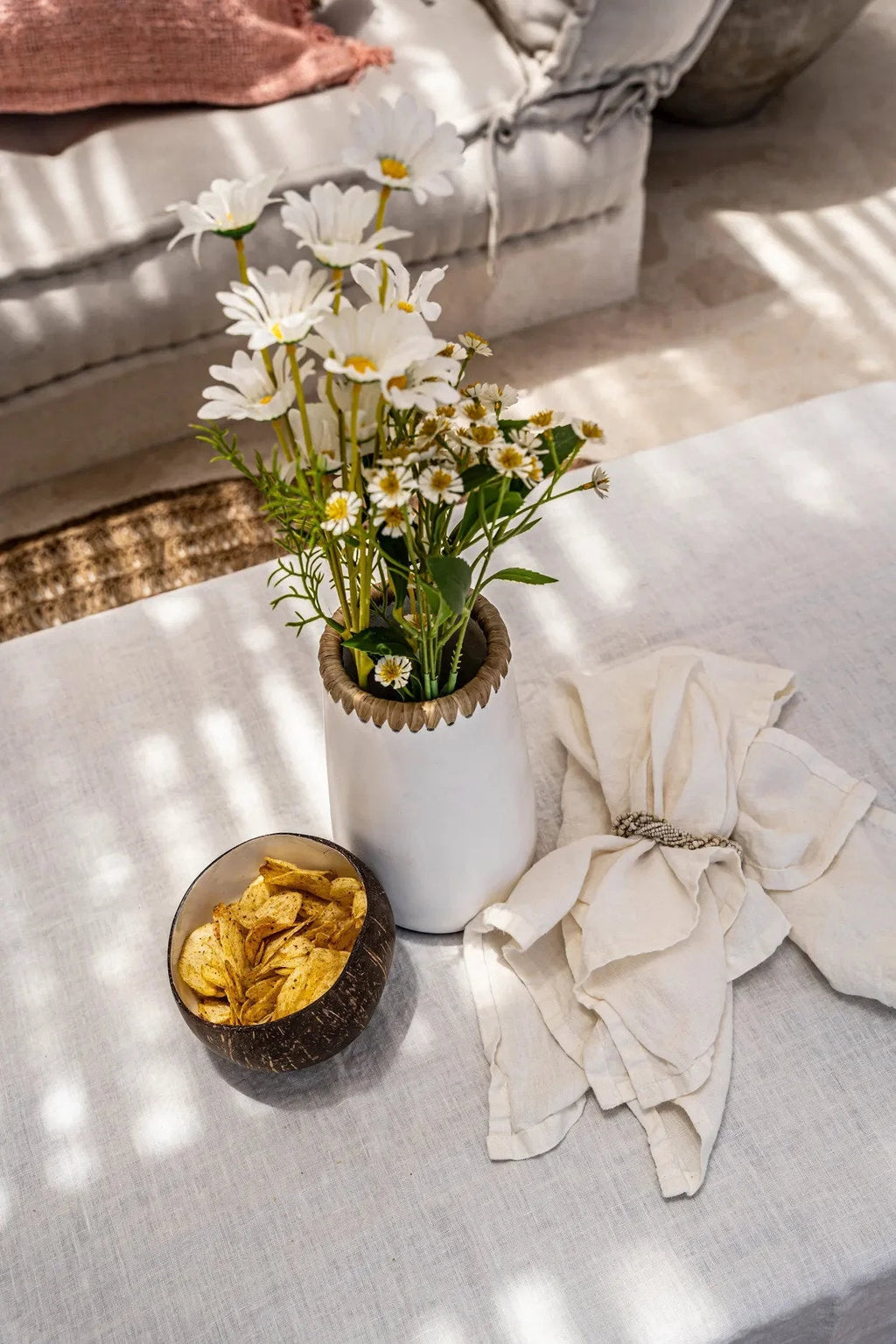 Vase Bol Coco Naturel Blanc Artisanale avec daisies blanches et petites fleurs jaunes