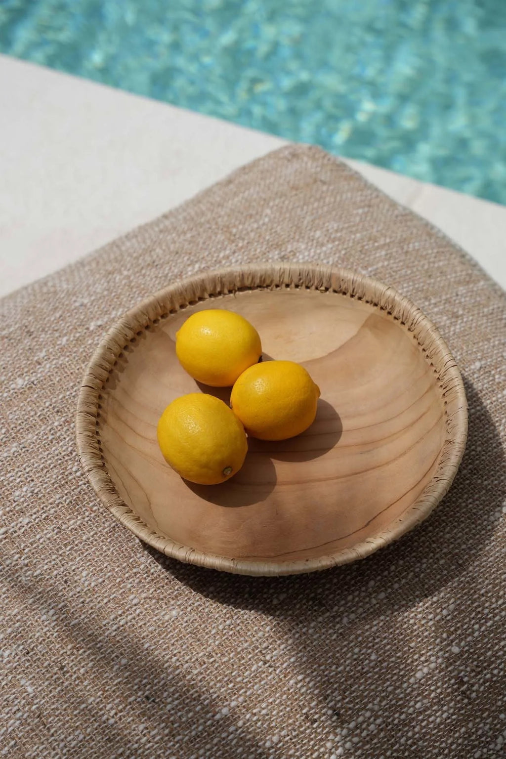 Bol en bois de teck naturel avec bord tressé en raphia, 3 citrons jaunes, Ø30 cm