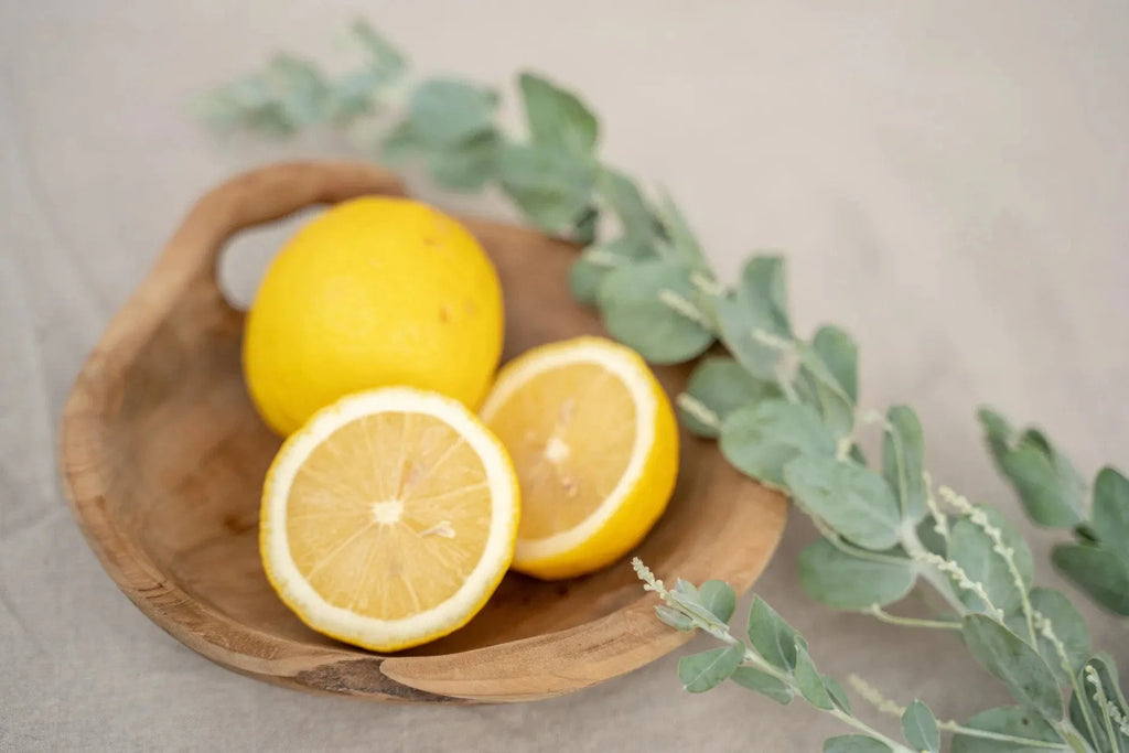Lemons frais sur un plateau en bois de teck avec eucalyptus, parfait pour la décoration