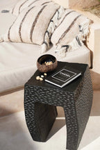 Table d’appoint noire en coco naturel brun foncé avec forme ronde et texture unique