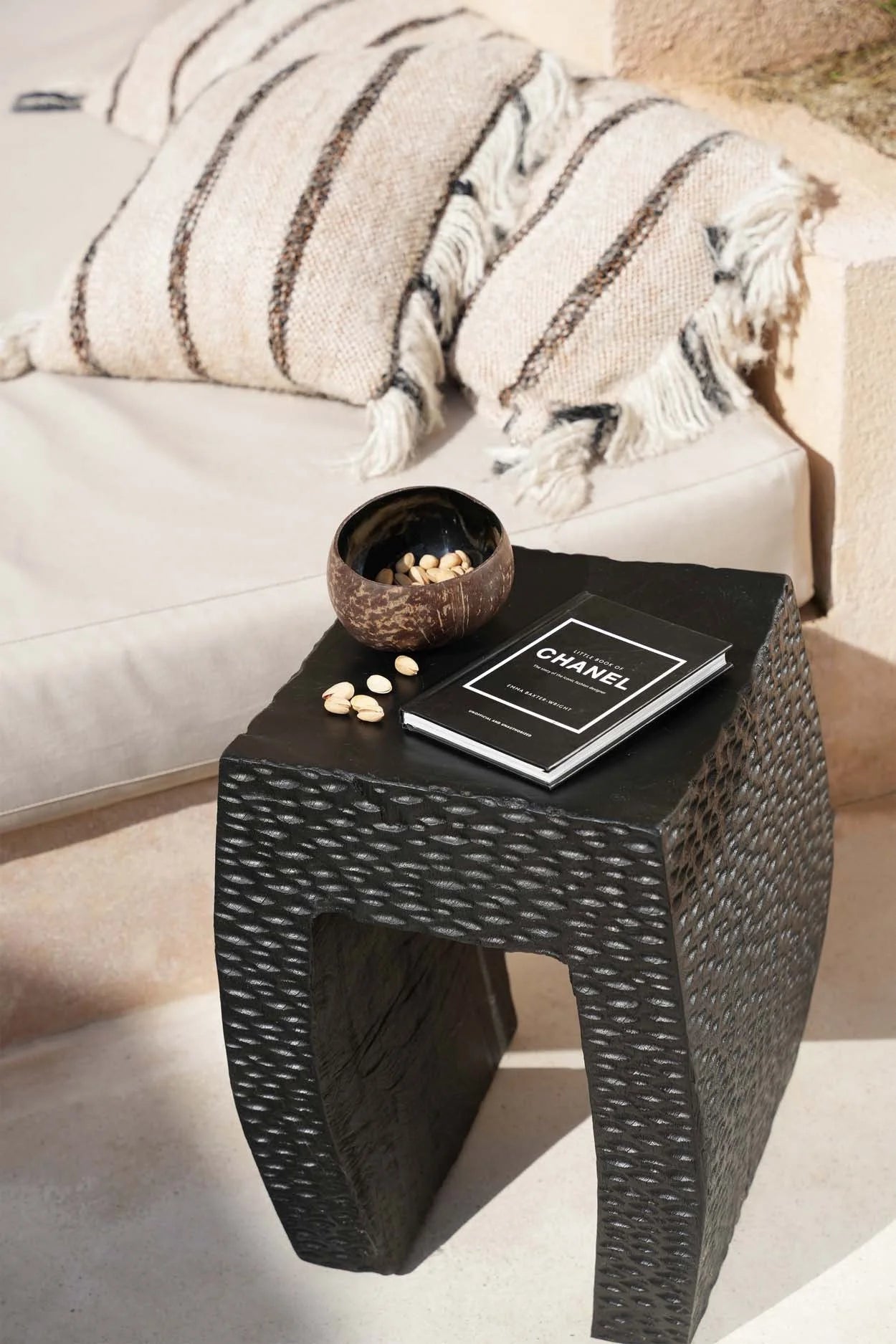 Table d’appoint noire en coco naturel brun foncé avec forme ronde et texture unique