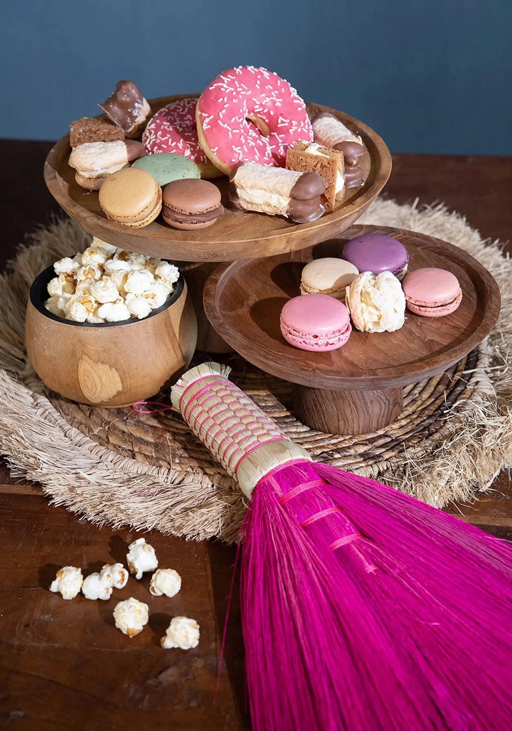 Support en teck naturel 12 cm avec assortiment de pâtisseries, donuts et macarons