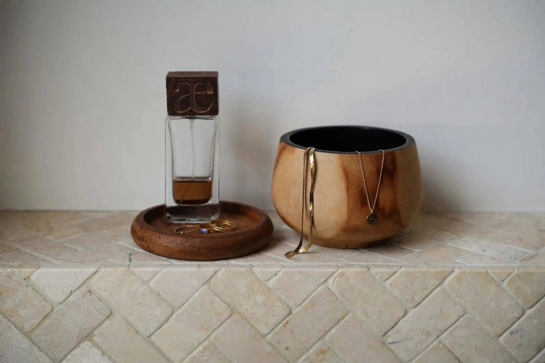 Flacon de parfum en verre clair avec capuchon et base en bois de teck naturel