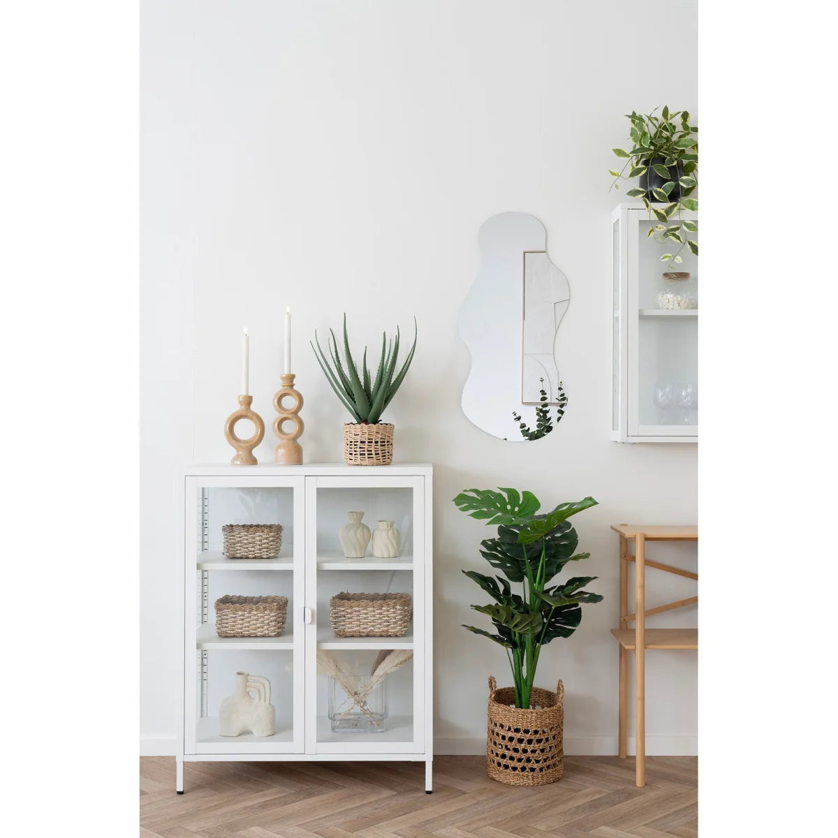 Meuble vitré blanc avec paniers osier et bougeoir céramique beige totem ajouré