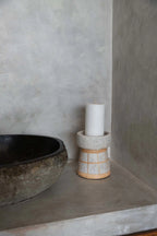 Bougeoir en terre cuite couleur béton naturel avec rotin H20 cm