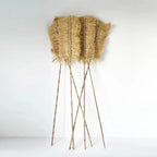 Collection de cinq balais faits main en bambou, paille et raphia naturel