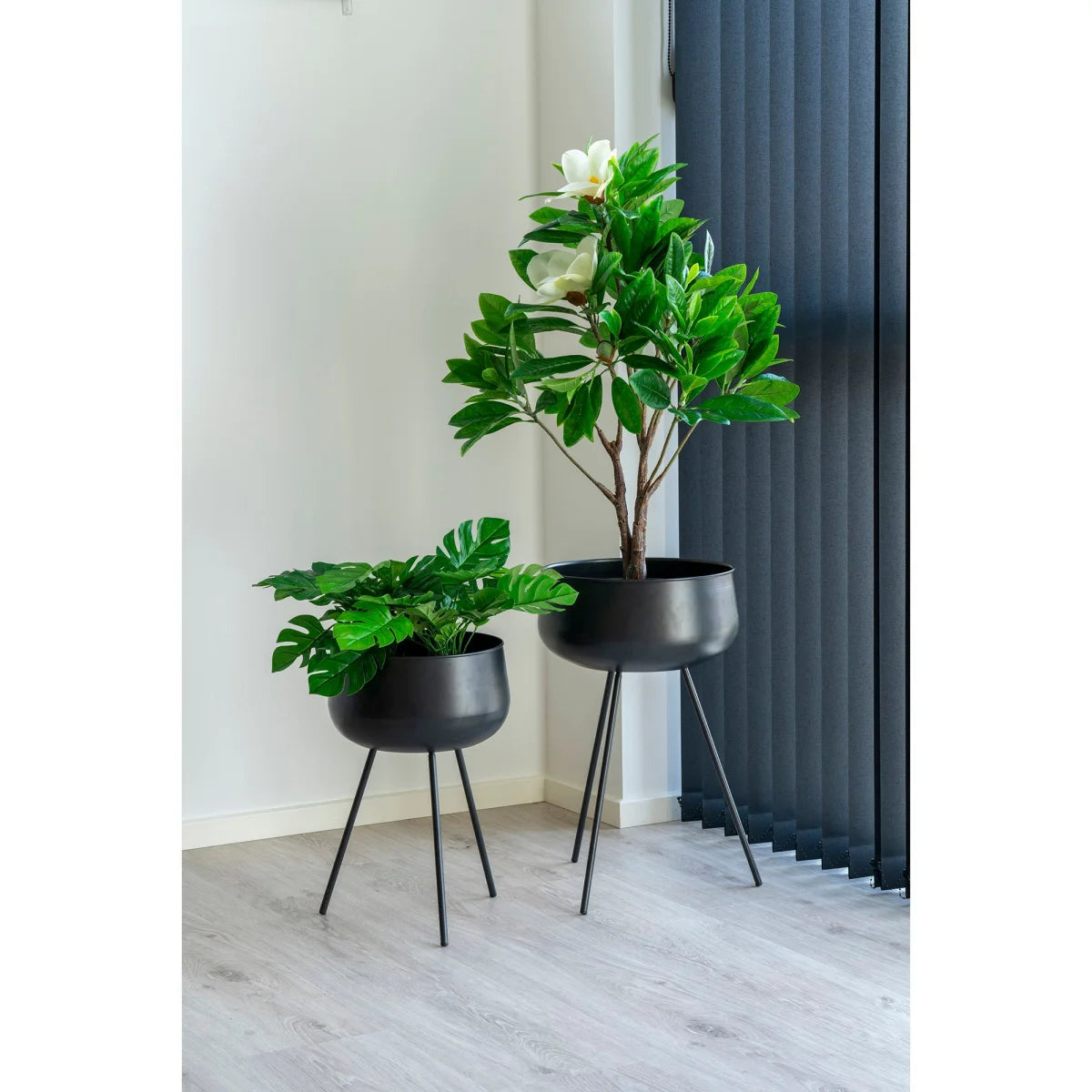 Lot de 2 cache-pots en métal noir mat sur trépieds, H46 cm, avec plantes vertes artificielles