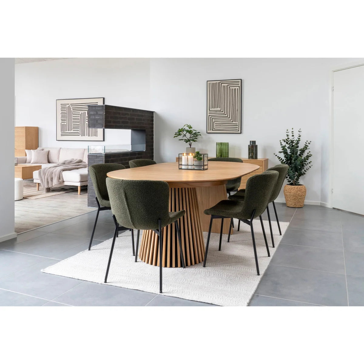 Table à manger ovale en bois avec base cannelée et chaises vertes