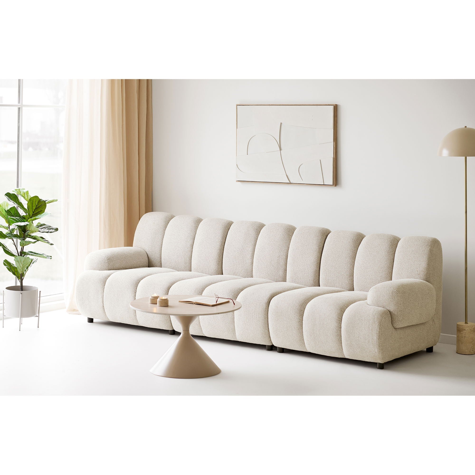Canapé modulaire crème en peluche avec coussins ronds segmentés et design minimaliste moderne