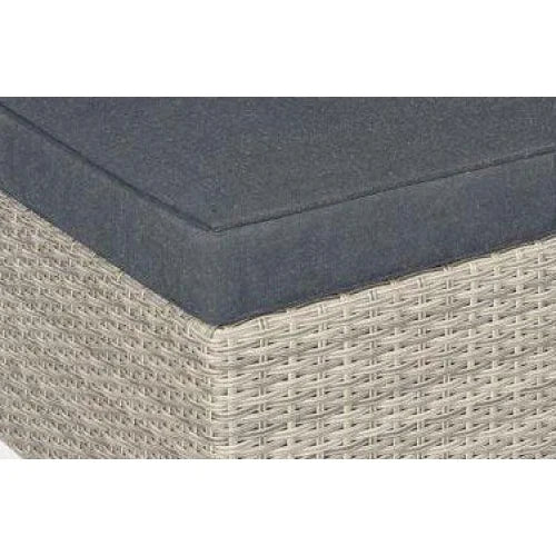 Tabouret en résine tressée grise avec coussin bleu foncé