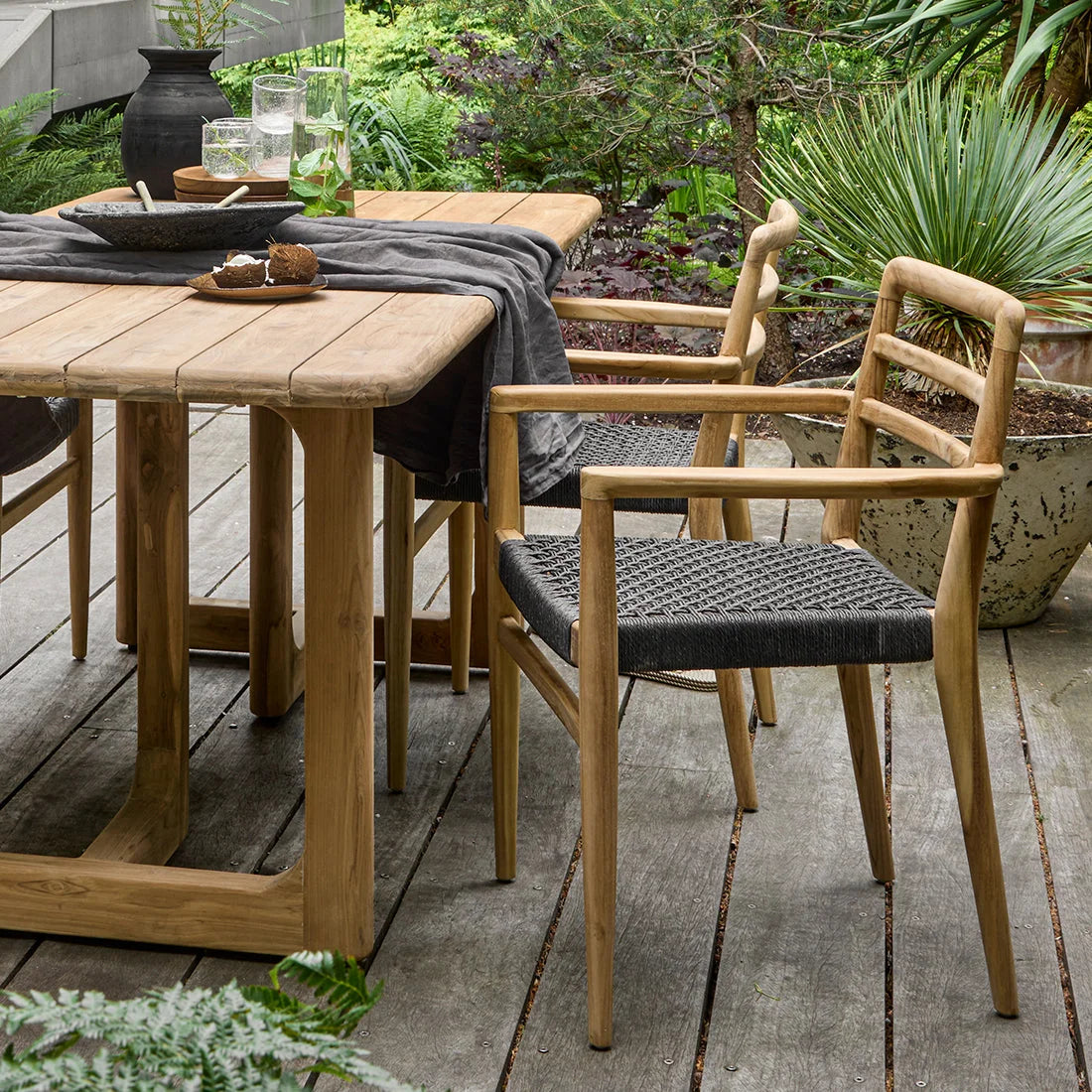 Lot de 2 chaises de jardin en teck recyclé et corde noire avec accoudoirs