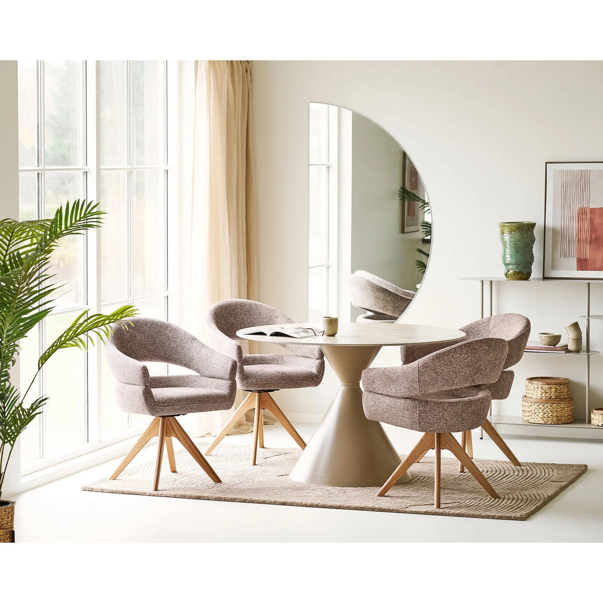 Ensemble de 4 chaises pivotantes en tissu chiné marron avec accoudoirs et pieds en bois