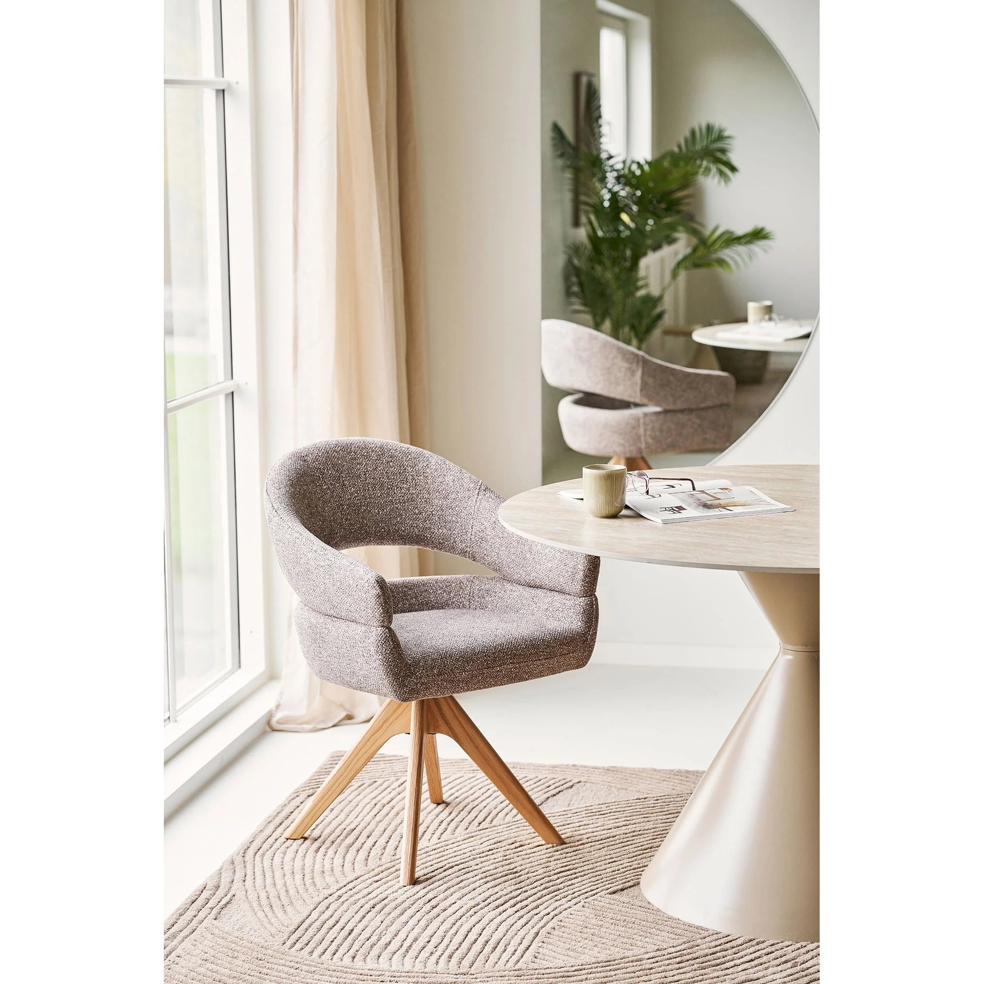 Chaise pivotante en tissu chiné marron avec accoudoirs et pieds en bois