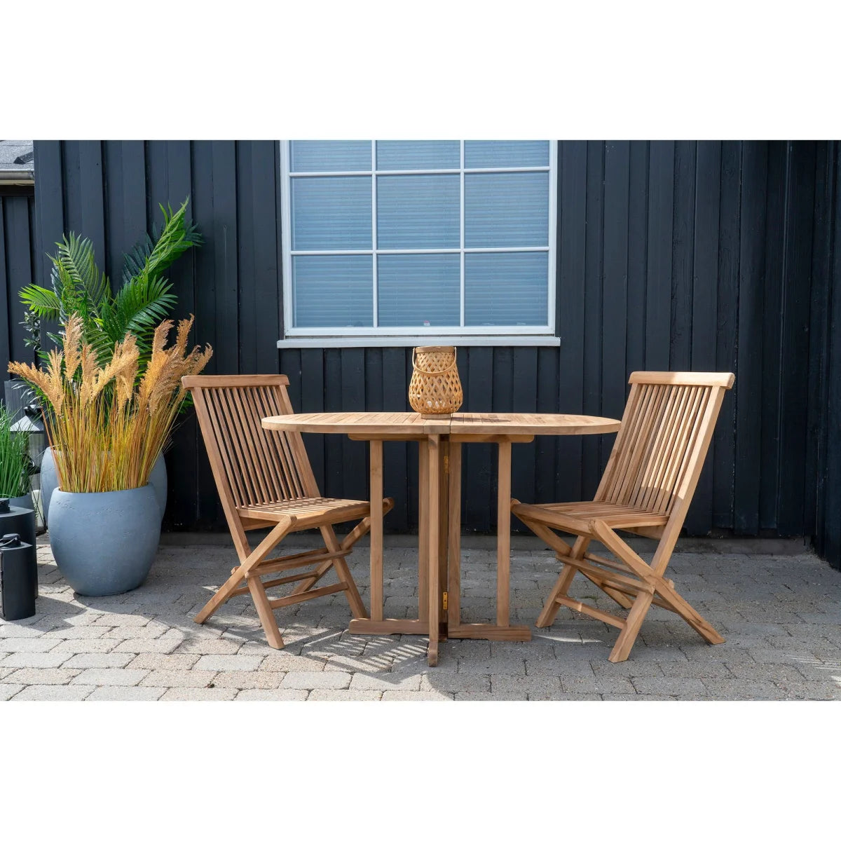 Table ronde pliante en teck brun clair avec 2 chaises pliantes assorties