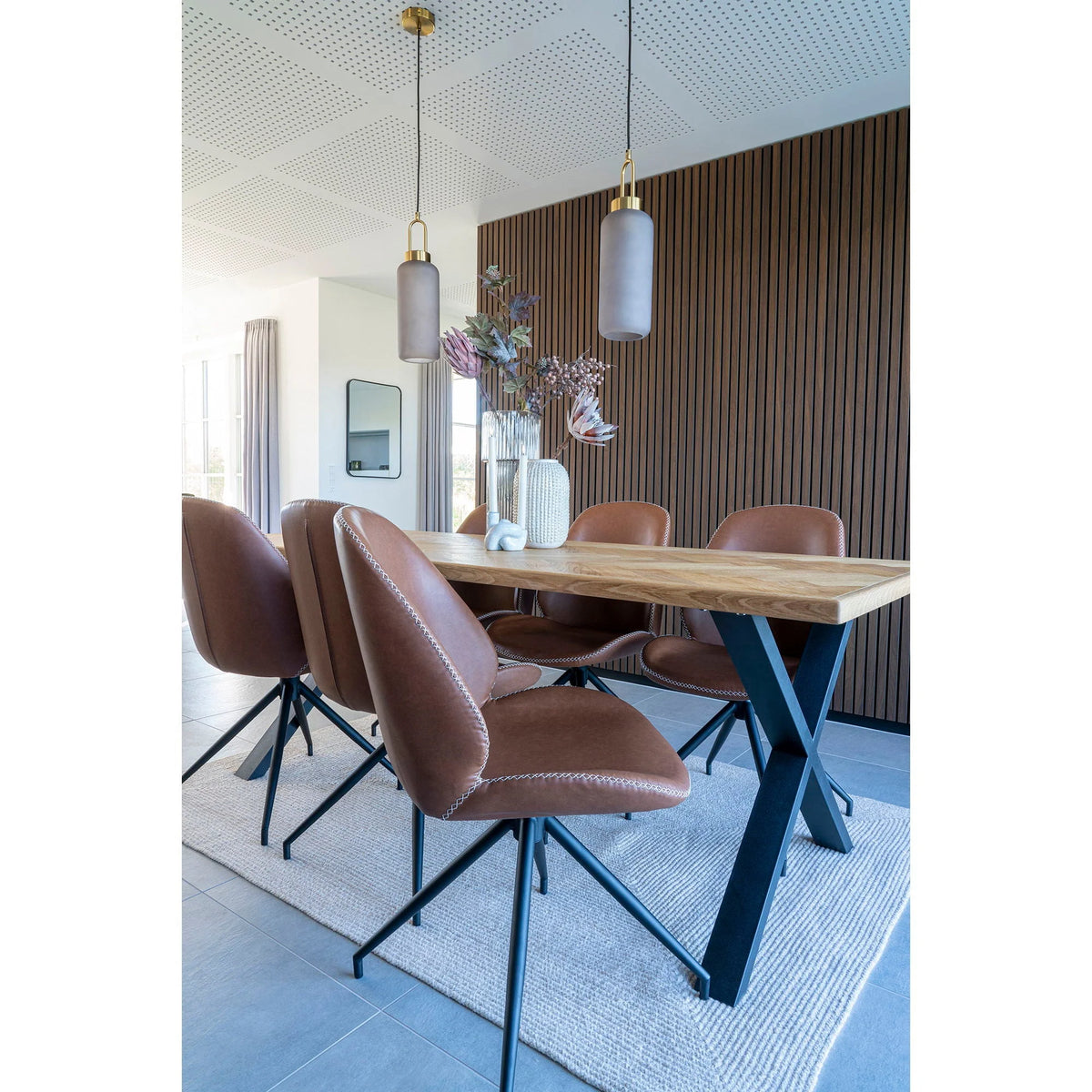 Lot de 2 chaises de salle à manger en cuir cognac effet, dossier arrondi, pieds métal noir