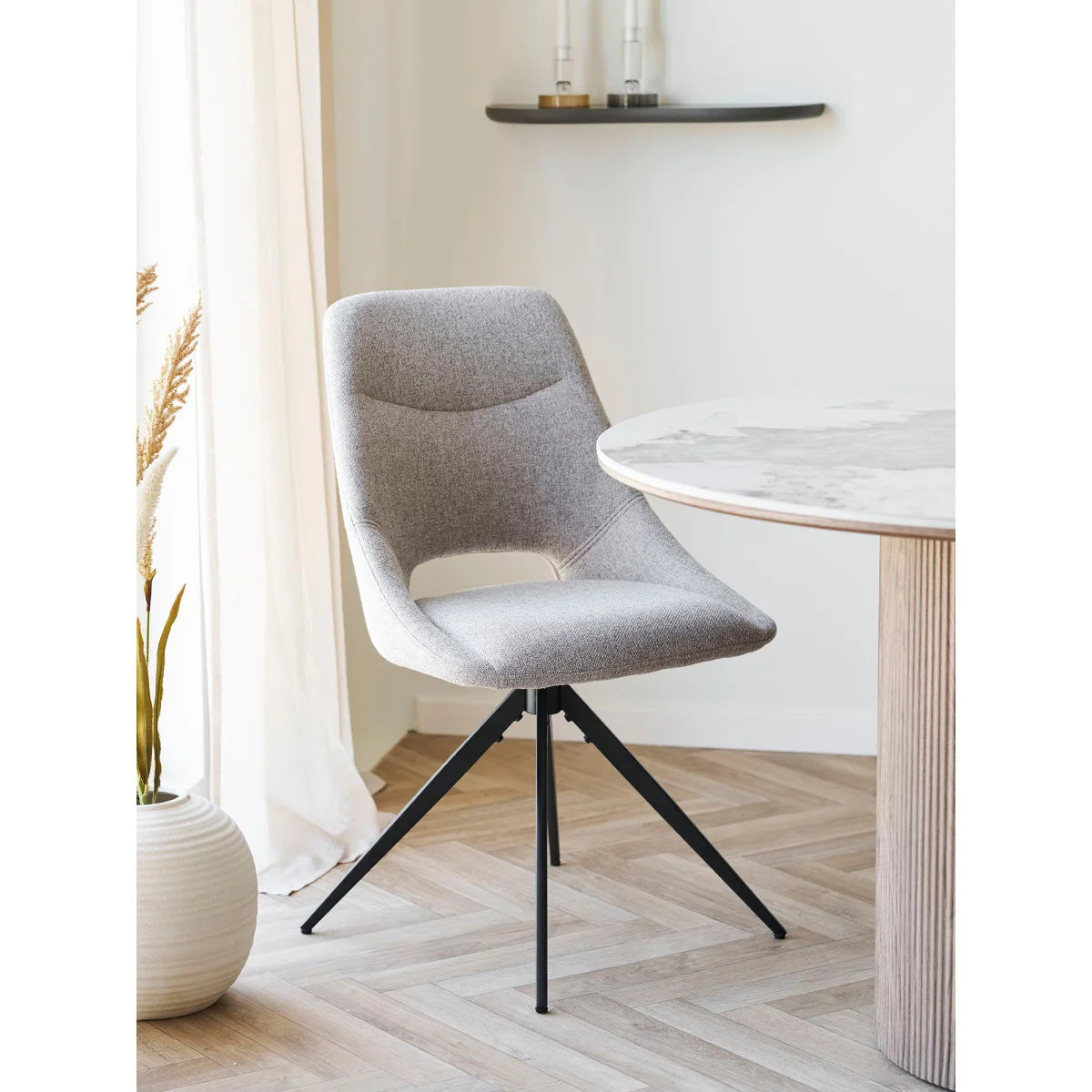 Chaise de salle à manger moderne grise en tissu, piétement noir tripod